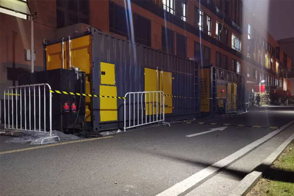 萨迦柴油发电机组的输出电压是如何调节的？