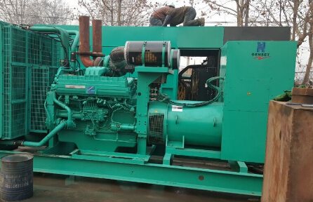 萨迦发电机组如何判断水冷式机油散热器内部是否需要清洗？